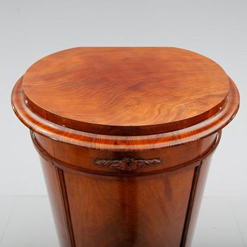 KOLONNSKÅP, senempire, 1800-talets mitt.