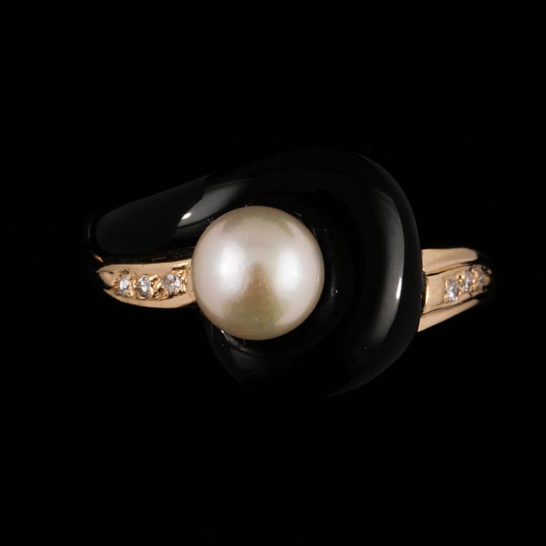 RING, 14k guld med odlad pärla, 6 briljantslipade diamanter samt onyx. Vikt 4 g.
