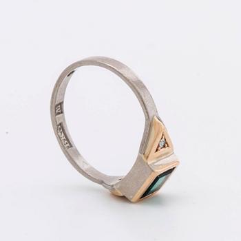 2 RINGAR 18 K vitguld, 1 turmalin ca 5 x 6 mm samt 2 diamanter 8/8, 1 slät ring.