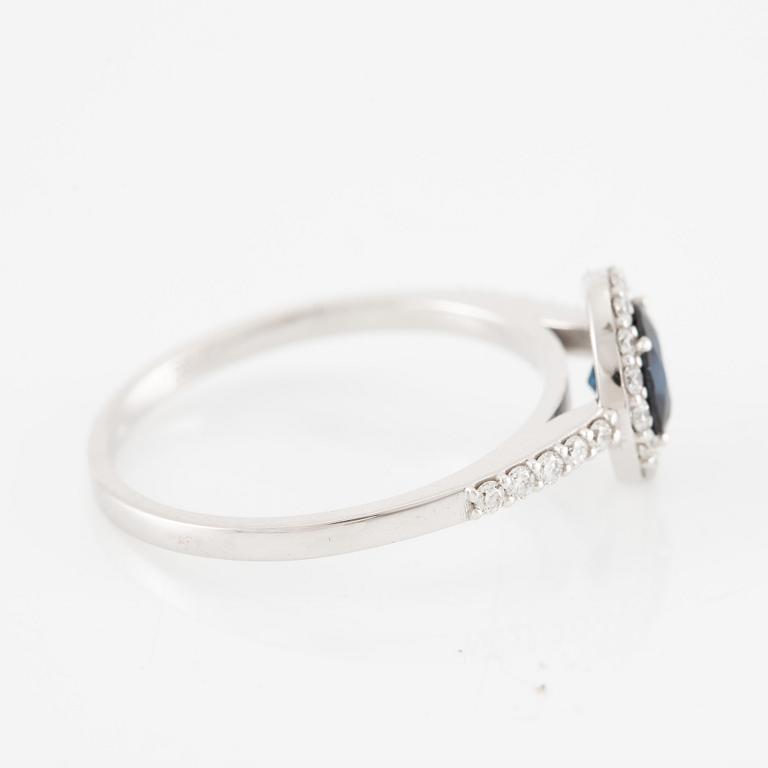Ring in 14K white gold with a sapphire and brilliant-cut diamonds.