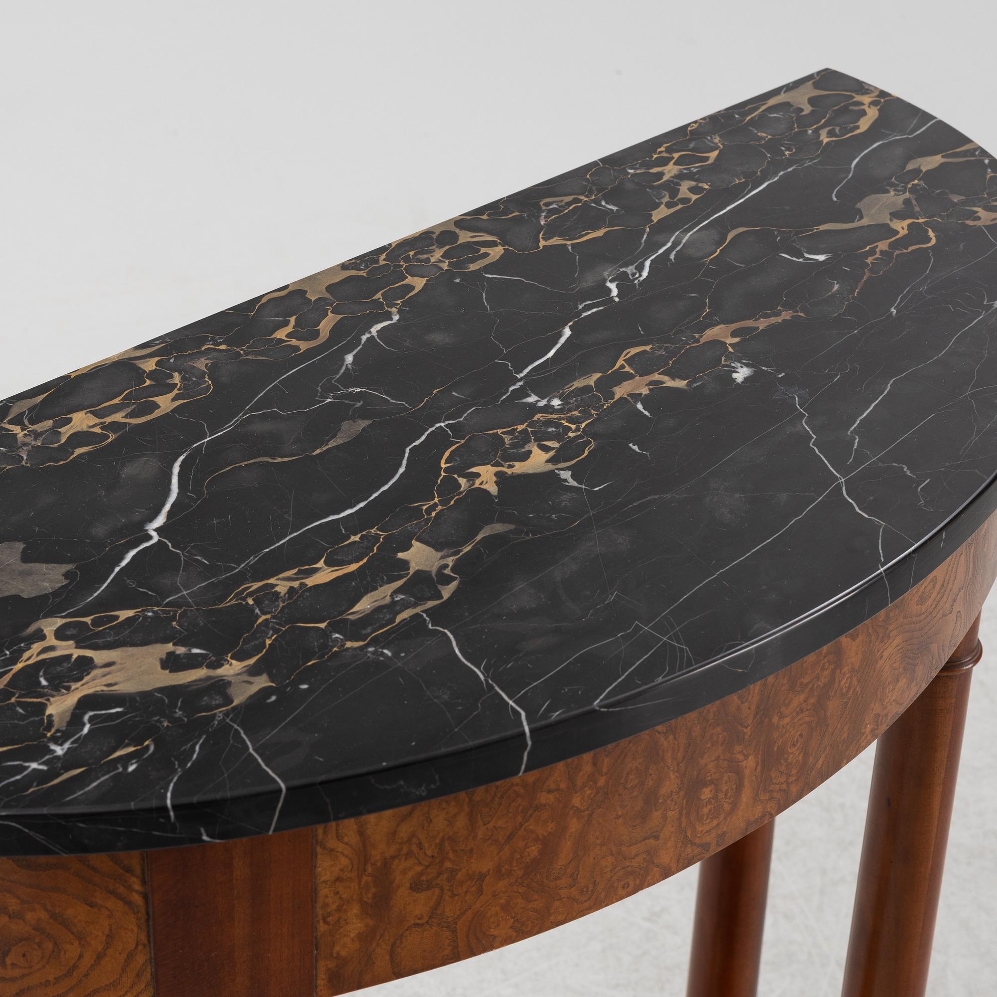 A console table from Baker Furniture. - Bukowskis