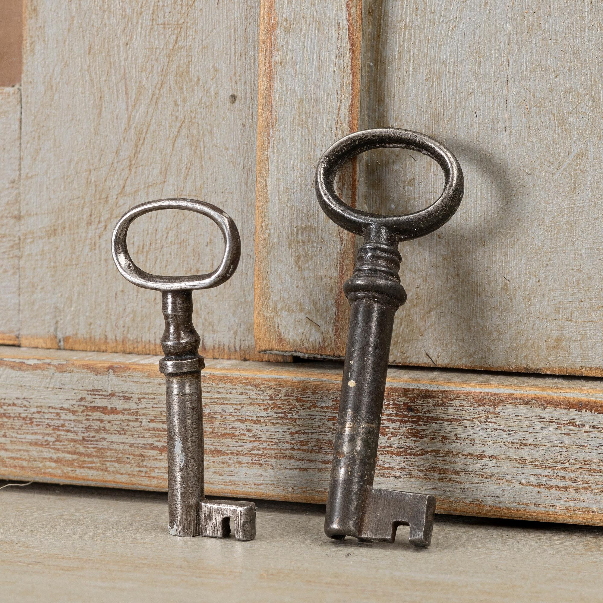 Display cabinet, 19th century.