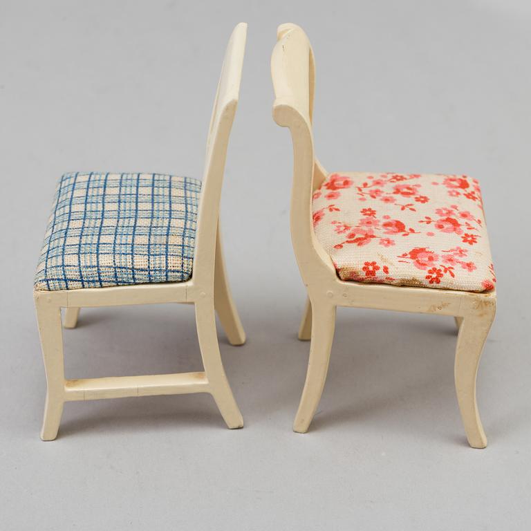 10 pieces of doll's house furniture from Nolbyn.