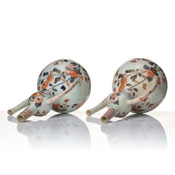 Two Japanese imari wine ewers, Edo period (1666-1868).