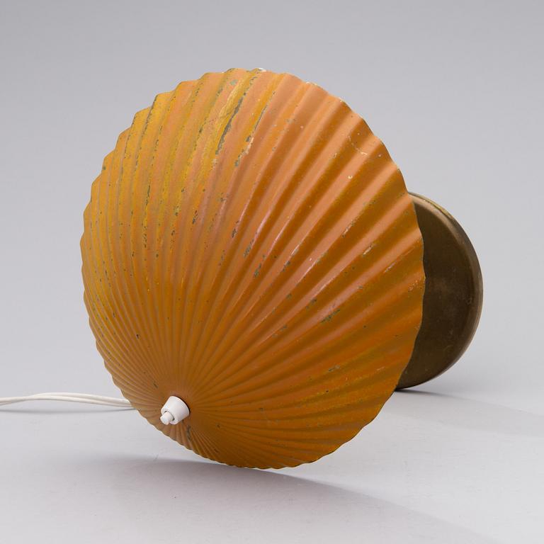 A 5321 desk lamp, "Shell", manufactured by Taito Oy. Designed in 1938/39.