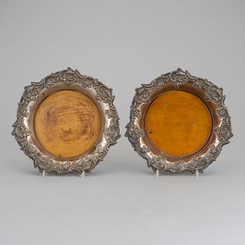 COASTERS, ett par, nysilver, omkring 1900.