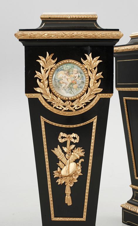 PIEDESTALER, ett par, Louis XVI-stil.
