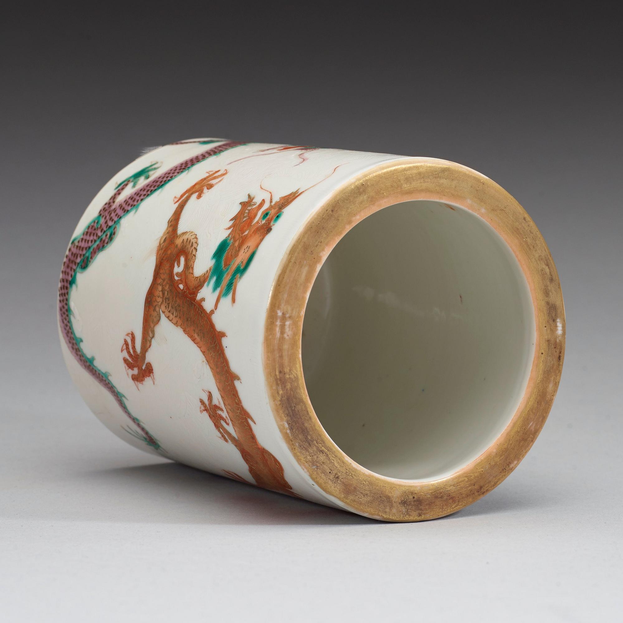 PENSELMUGG, porslin.  Qingdynastin, 1800-tal.