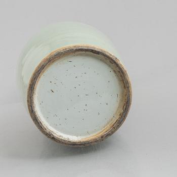 A porcelain vase, China, Qing dynasty, 19th century.
