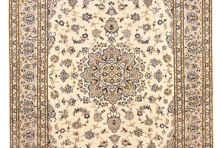 A Kashan carpet, c. 306 x 200 cm.