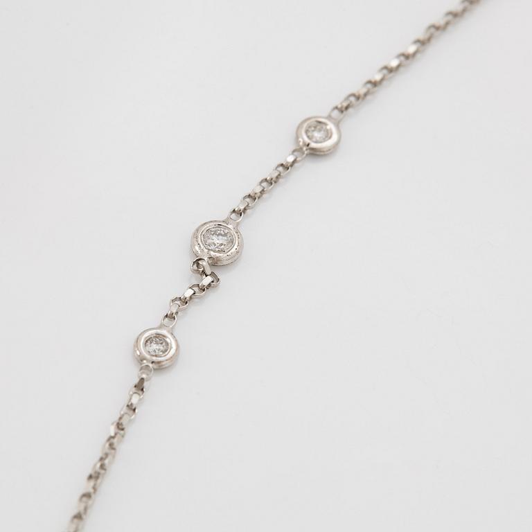 A diamond long chain in 18K white gold set with round brilliant-cut diamonds.