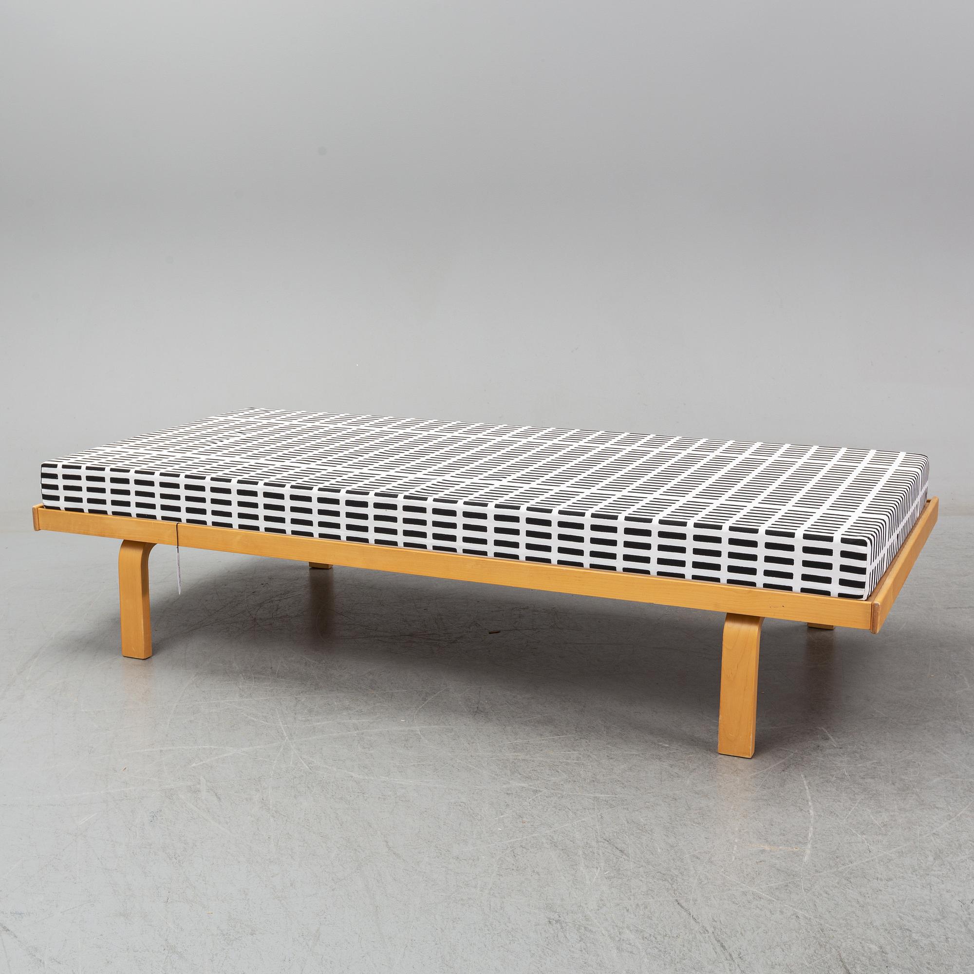Alvar Aalto, daybed '710' Artek, Finland.