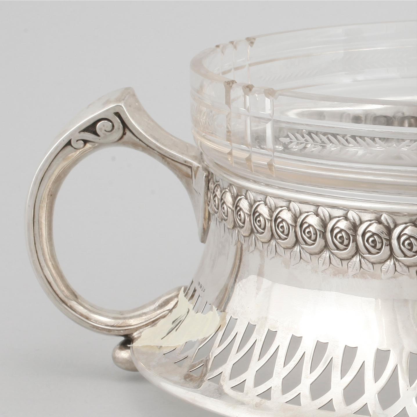 A silver and glass jardiniere, with both russian and swedish importmarks, aorund year 1900, weight 520 gram.