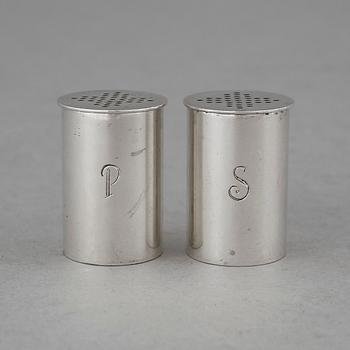 SALT- OCH PEPPARSTRÖARE, silver, Wiwen Nilsson, 1964. Vikt 43 g.