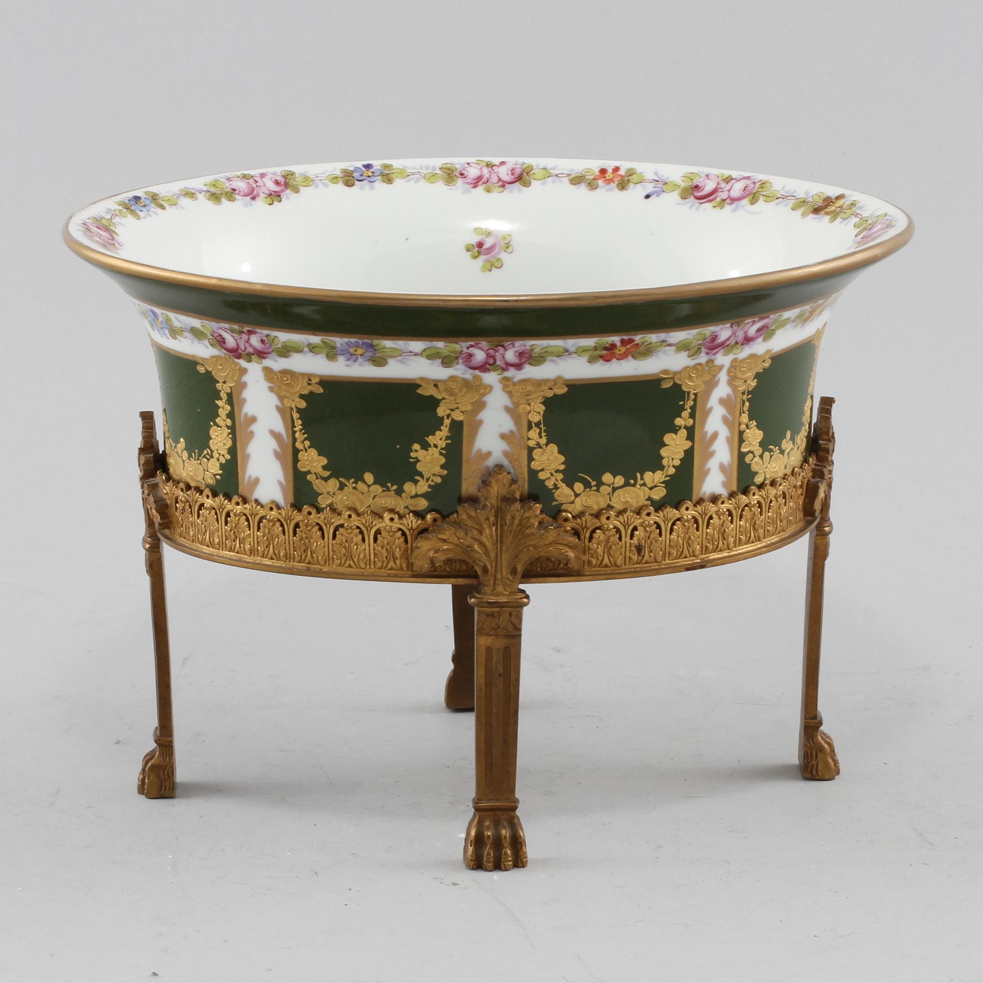 SKÅL, porslin, Sèvres- liknande märke, Louis XVI-stil, 1900-tal.