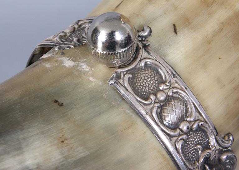 DRYCKESHORN, nysilver samt ben, 1800-talets andra hälft, stmplad "JMJ"?.