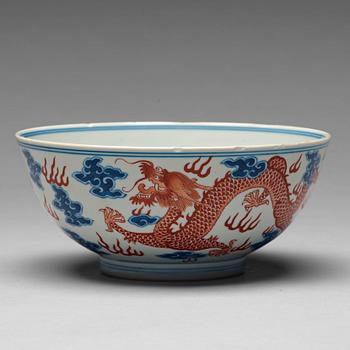 213. A Chinese dragon bowl, 20th Century.