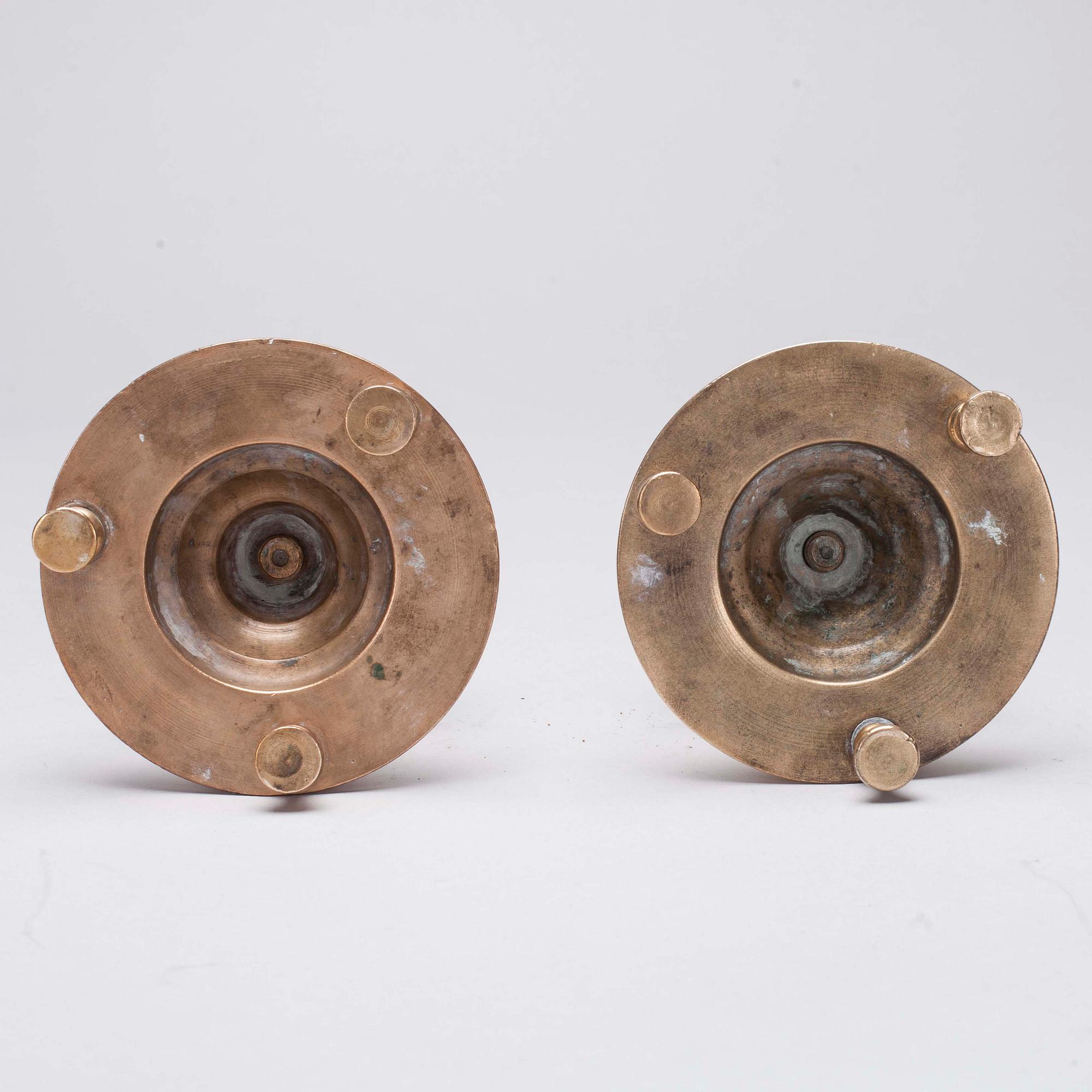 LJUSSTAKAR, 2 st, mässing, tillverkningsstämplar Judin och Pimonov, Ryssland, 1800-talets slut.