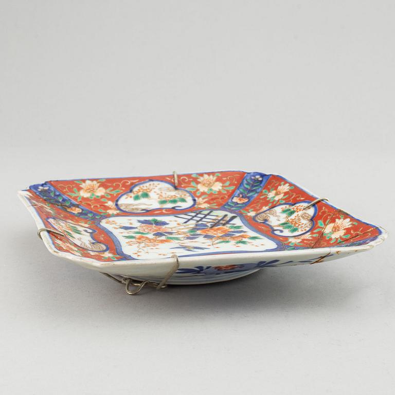 A set of seven imari dishes, Japan, late 19th Century and 20th Century.