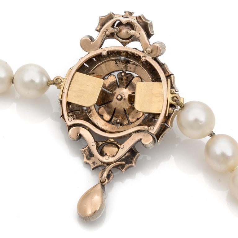 A cultured saltwater pearl necklace with a clasp, set with rose cut diamonds. Pearls ca Ø 9 mm.