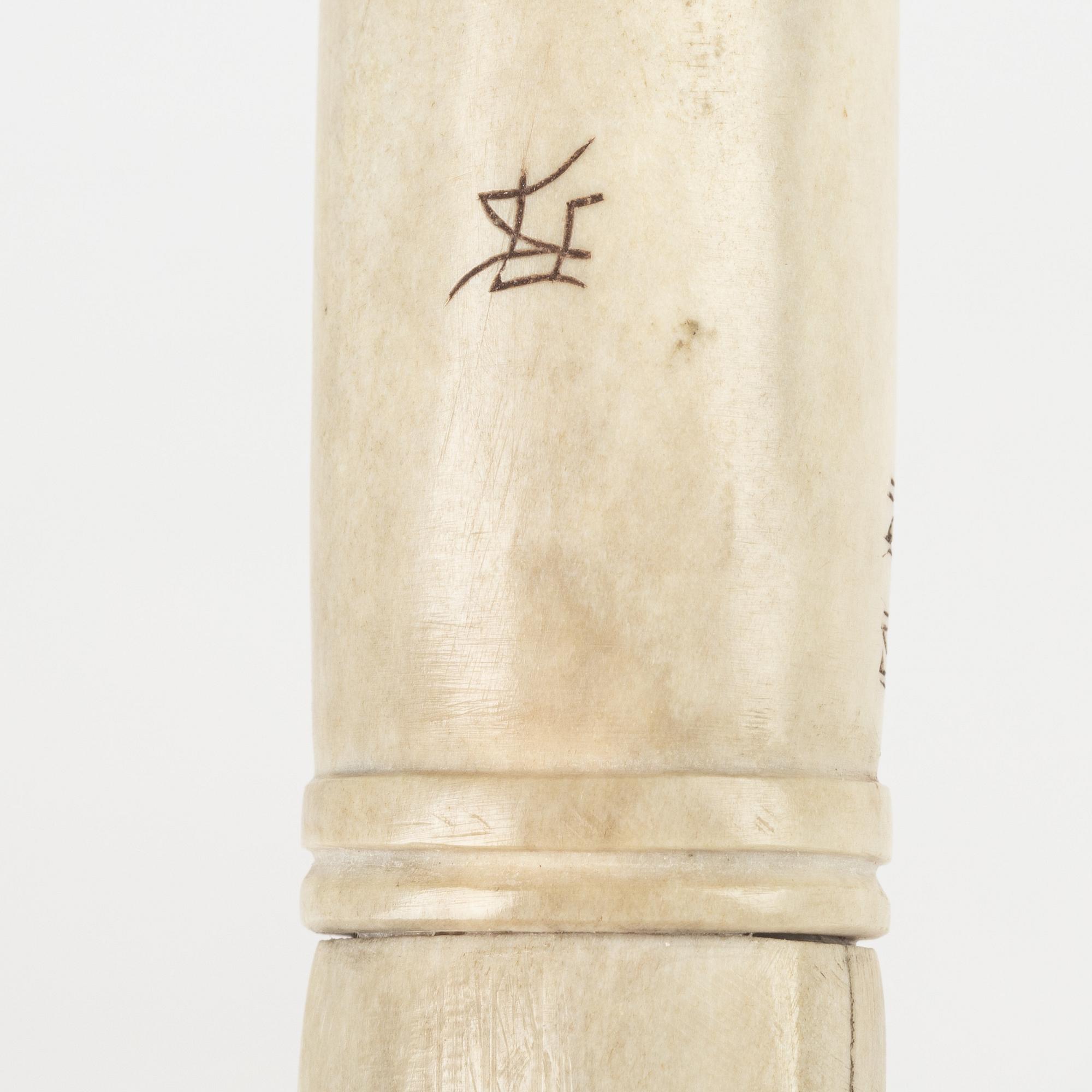A reindeer horn knife by Sven-Erik Lampinen.