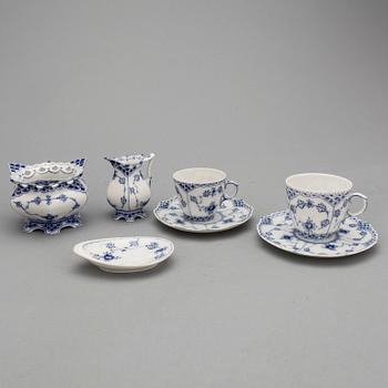 MOCCA samt KAFFESERVIS, 36 delar, porslin, "Musselmalet", Royal Copenhagen, Danmark, 1900-talets andra hälft.