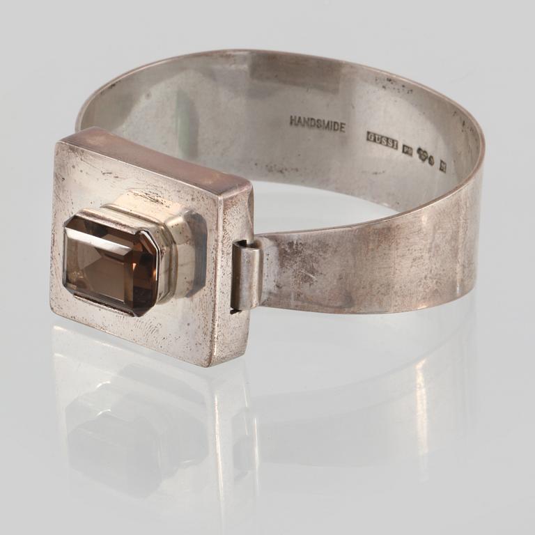 ARMRING, silver med smaragdslipad rökkvarts, Gussi, Malmö, 1965. Vikt 41,6 gram.