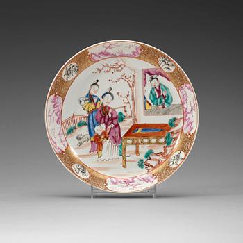 270. A famille rose figure scen dish, Qing dynasty, Qianlong (1736-95).