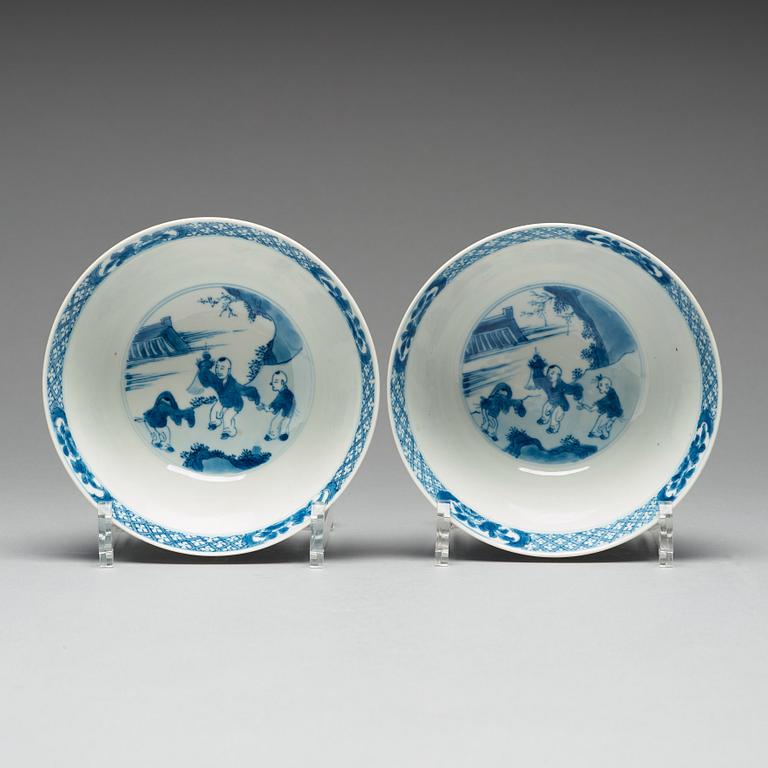 A pair of blue and white bowls, Qing dynasty, Kangxi (1662-1722).