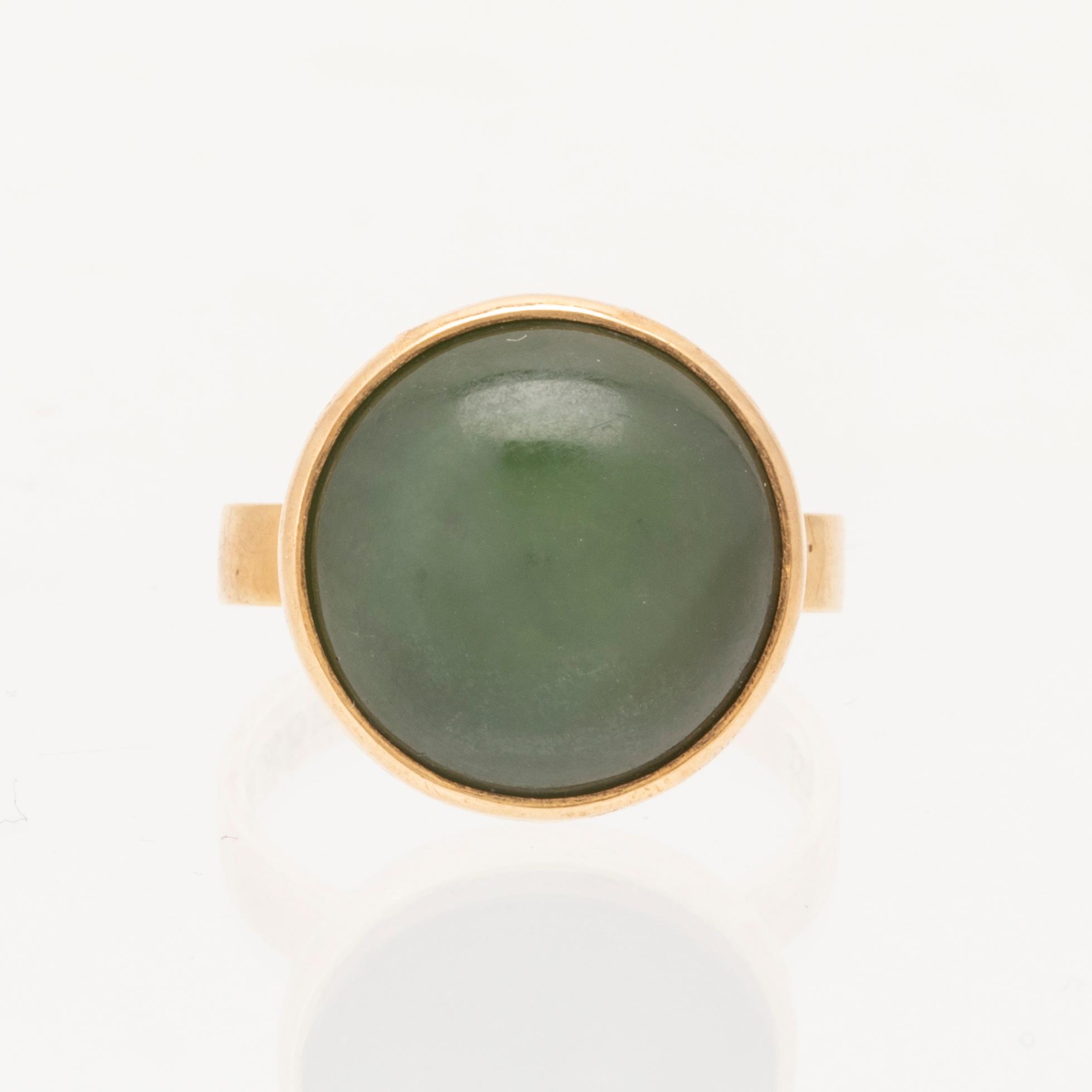Ateljé Stigbert, ring 18K guld med cabochonslipad grön sten troligen nefrit, 1975.