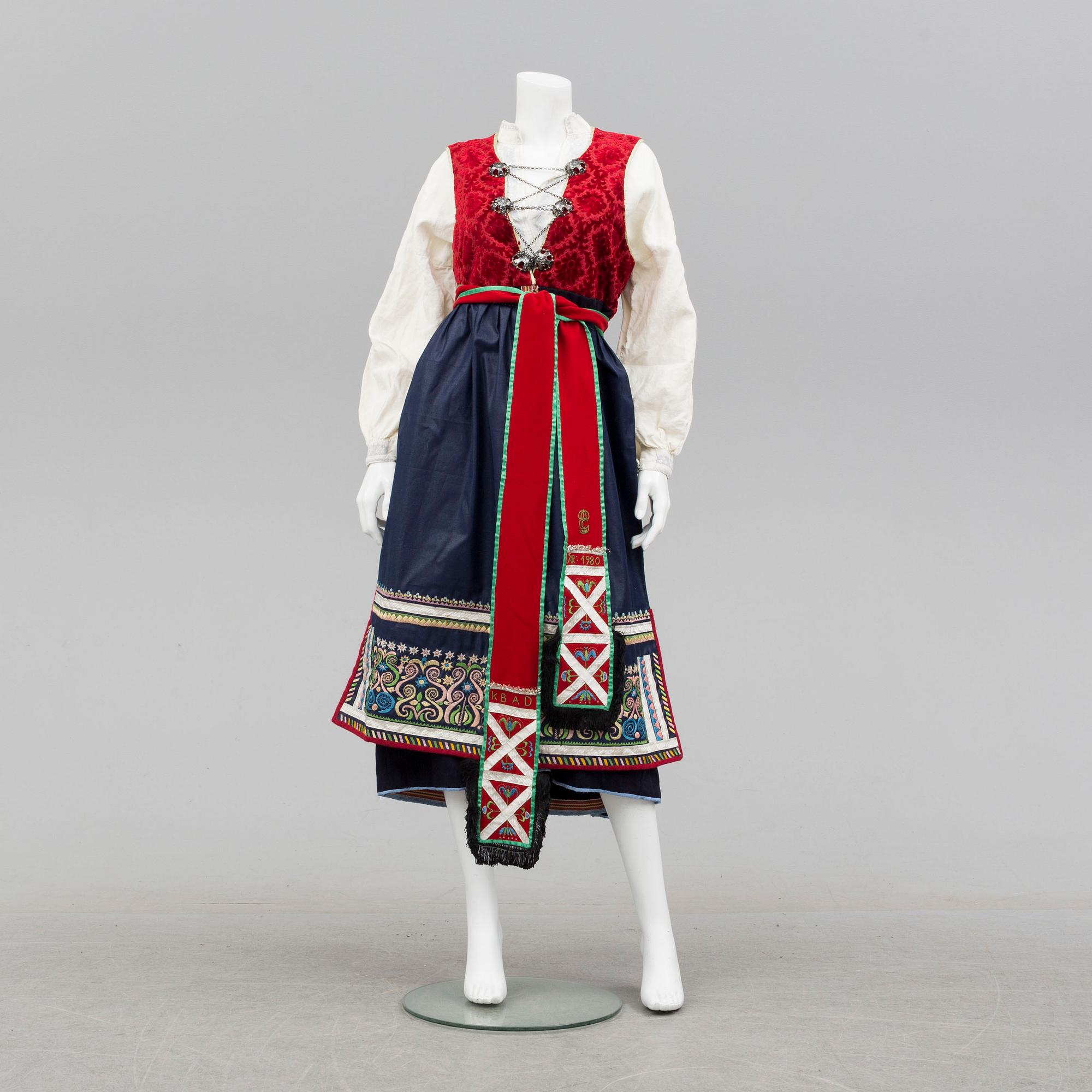 FOLKDRÄKT, 5 delar, Värend, 1900-talets andra hälft. Omkring storlek L.