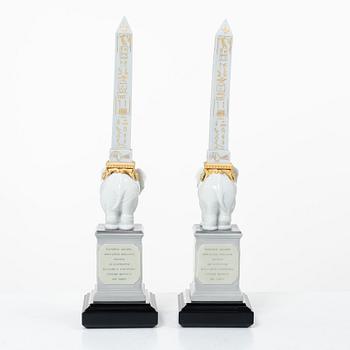 Lladró, figuriner, ett par, "Pulcini obelisk (golden white left)" samt "Pulcini obelisk (golden white right)", Spanien.