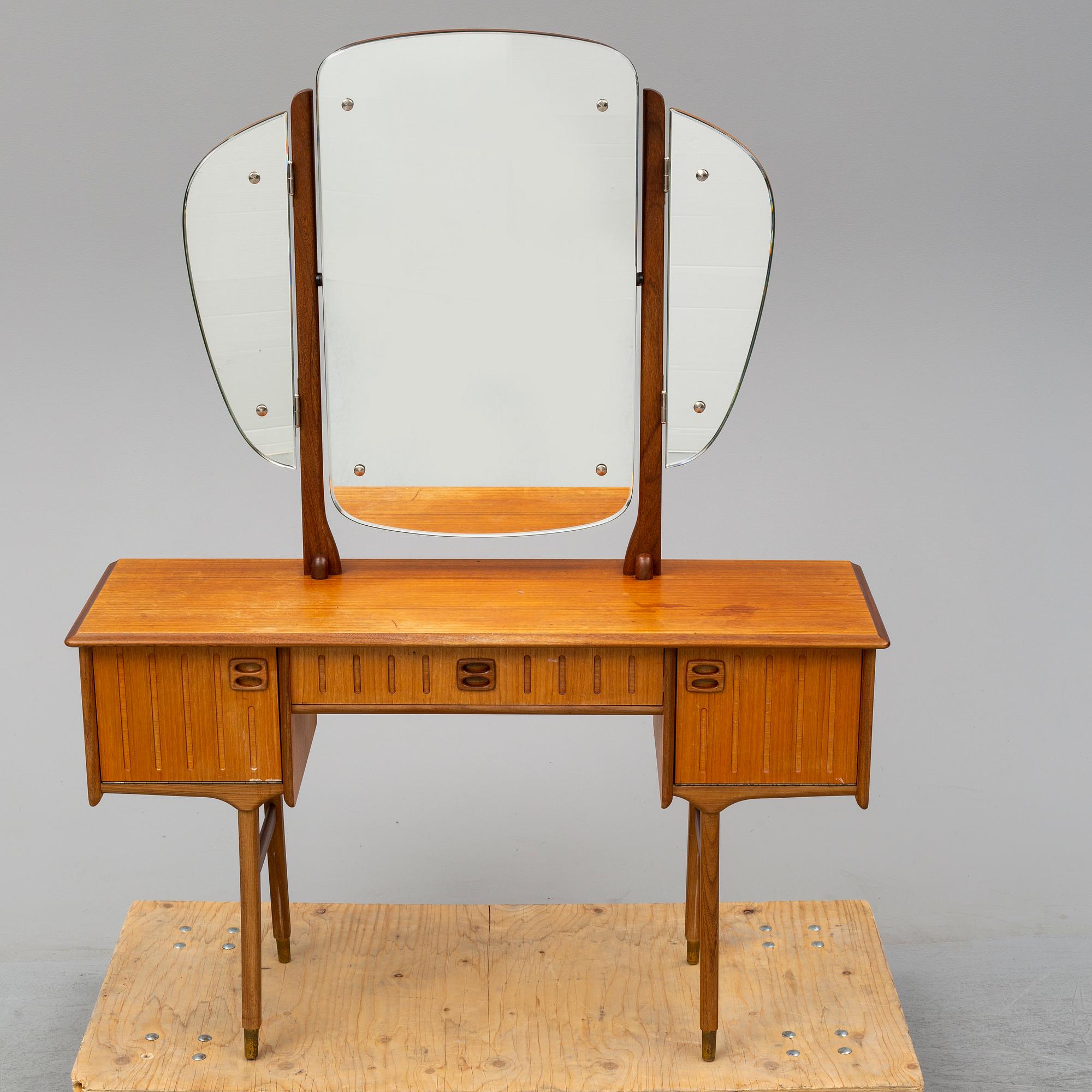SMINKBORD, 1950/60-tal, fanérat i teak.