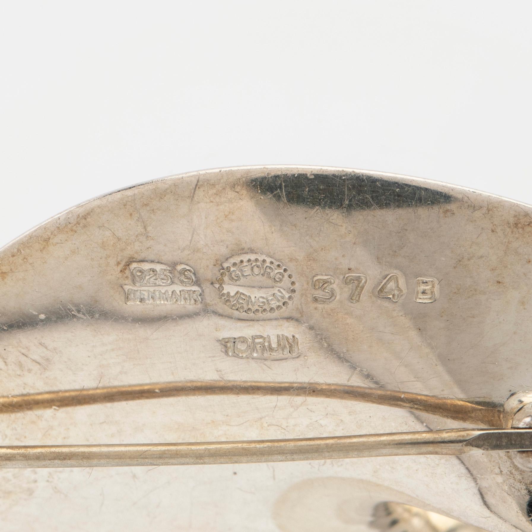 Vivianna Torun Bülow-Hübe, Hängsmycke/brosch, "Möbius", samt gummicollier, för Georg Jensen, Danmark.