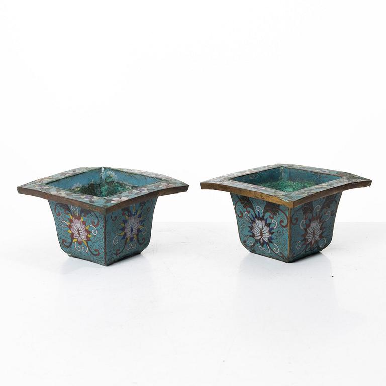 Ytterfoder, cloisonné på förgylld koppar, ett par, sen Qingdynasti / omkring 1900.