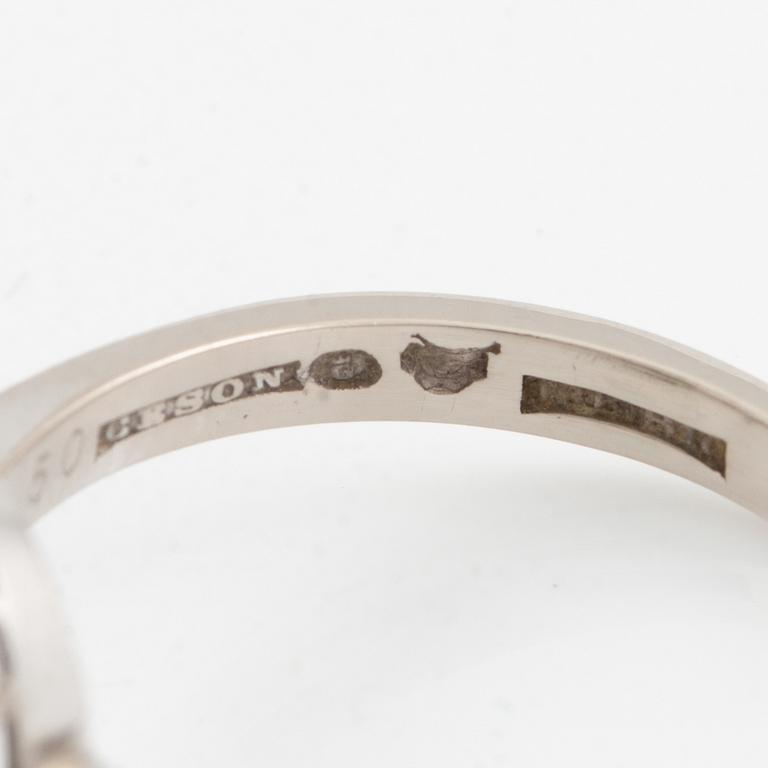 Ring, carmoséring 18K vitguld med smaragd och krans av briljantslipade diamanter.