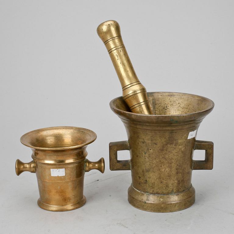 MORTEL MED STÖT, 2 st, mässing, troligen 1800-tal.