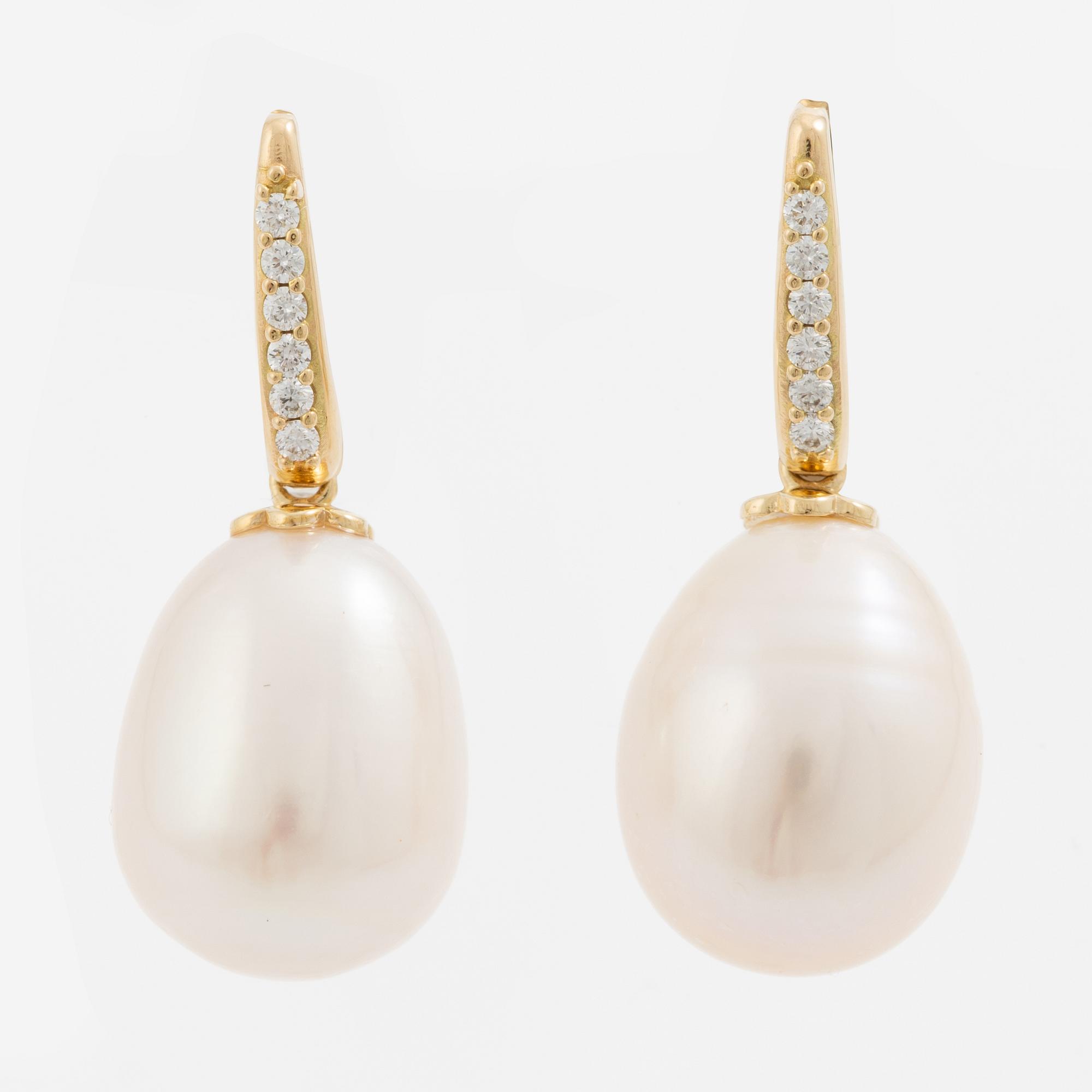 Earrings in 18K gold with cultured freshwater pearls and brilliant-cut diamonds.