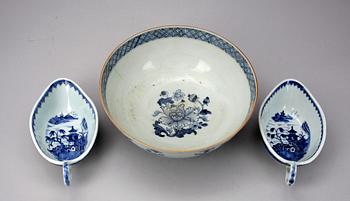 BÅLSKÅL samt ETT PAR SÅSSNIPOR, porslin, Kina. Troligen 1800-tal.