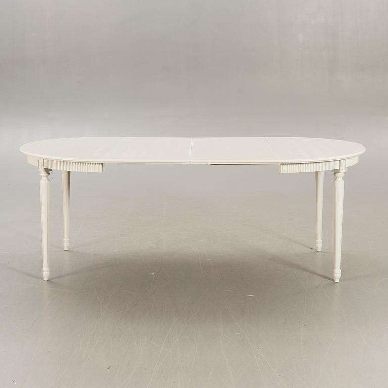 A mid 1900s painted Gustavian style dining table.