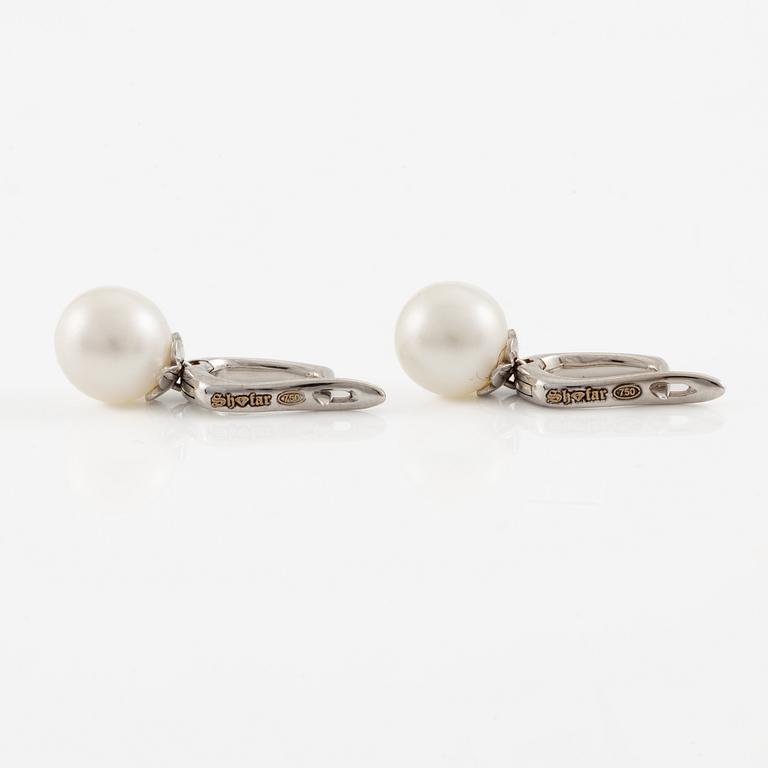 Earrings with cultured freshwater pearls and brilliant-cut diamonds.