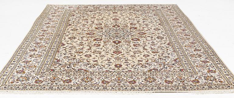 A carpet, Kashan, ca 339 x 240 cm.