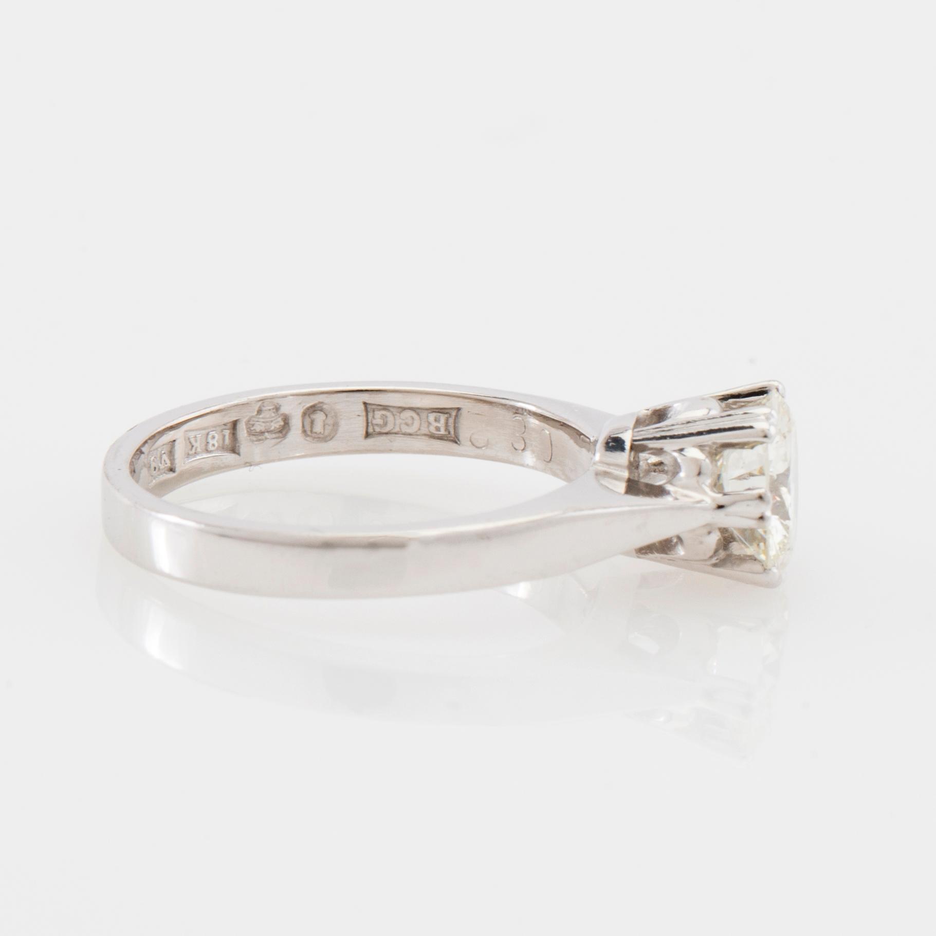 Solitaire ring in 18K white gold with a round brilliant-cut diamond, Bo Cedstam Stockholm 1971.