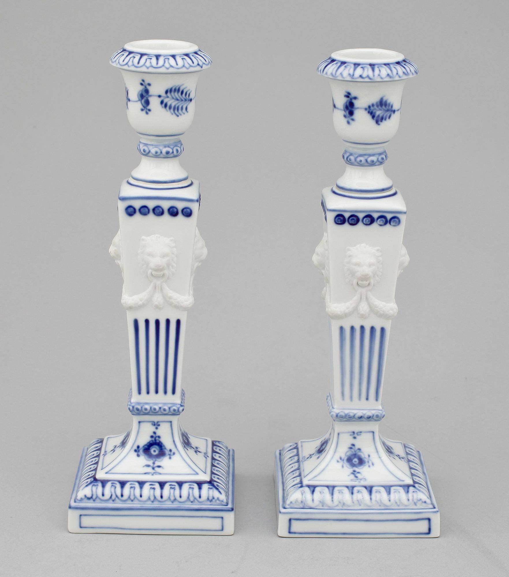 LJUSSTAKAR, ett par, porslin, "Musselmalet", Royal Copenhagen, 1963.