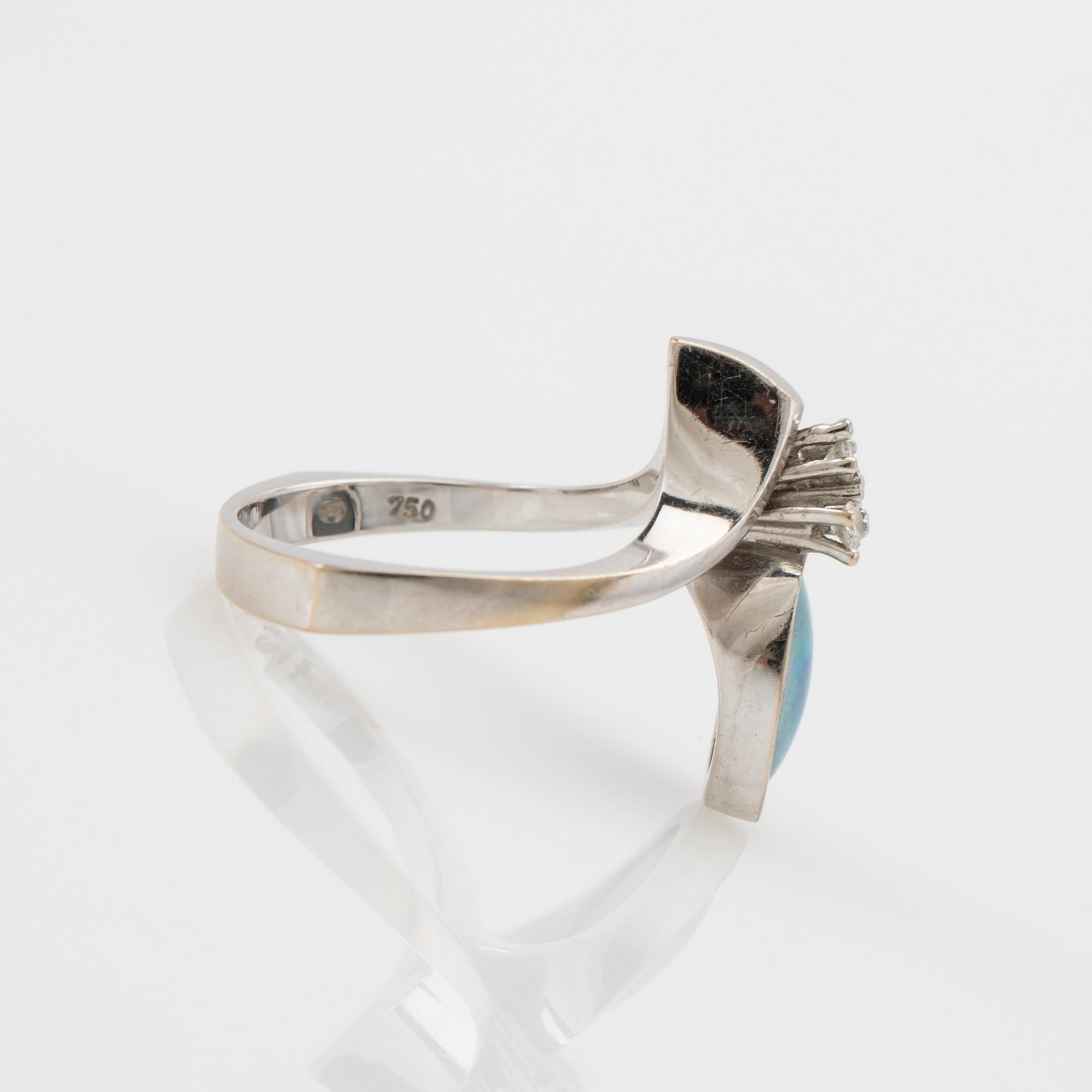 Ring, 18K vitguld med opal och briljantslipad diamant.