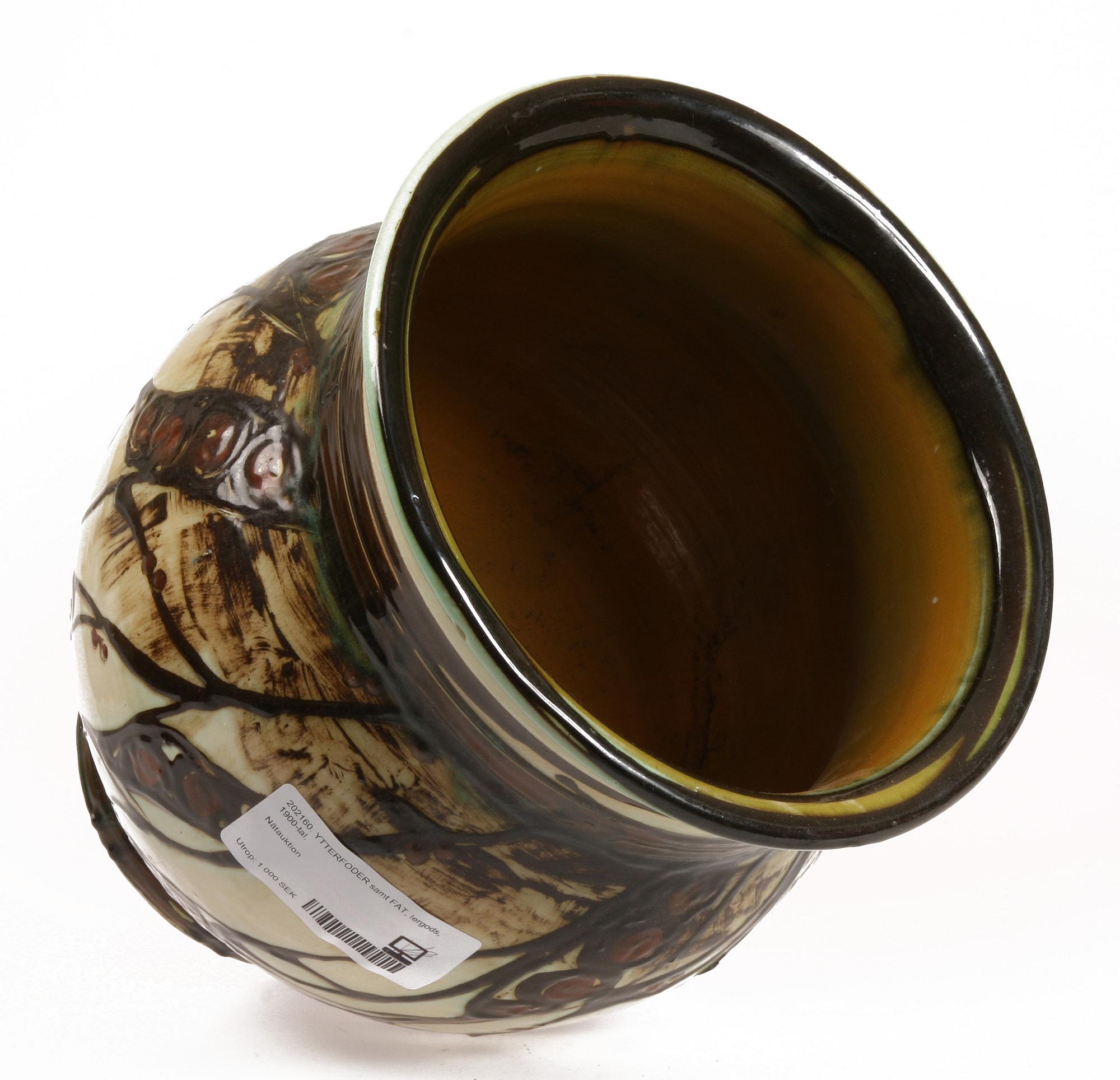 YTTERFODER samt FAT, lergods, 1900-tal.