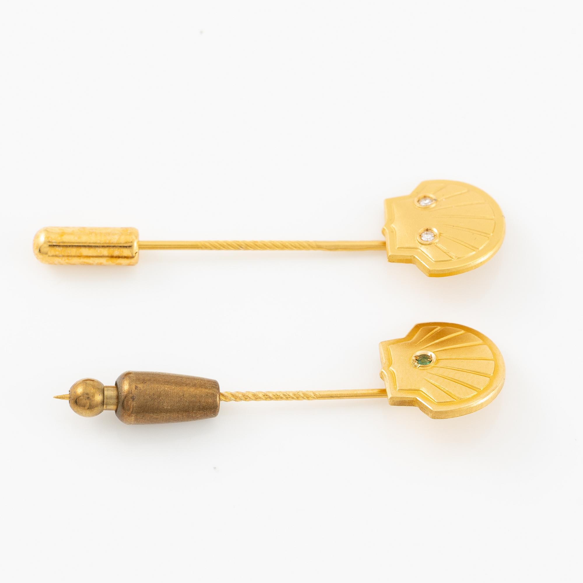 Slipsnålar, Sporrong,  ett par 18K guld med diamanter och grön sten.
