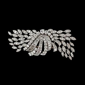 1044. DUBBELCLIP, smaragd- och briljantslipade diamanter, tot. ca 9-10 ct, monture Cartier. 1950-tal.