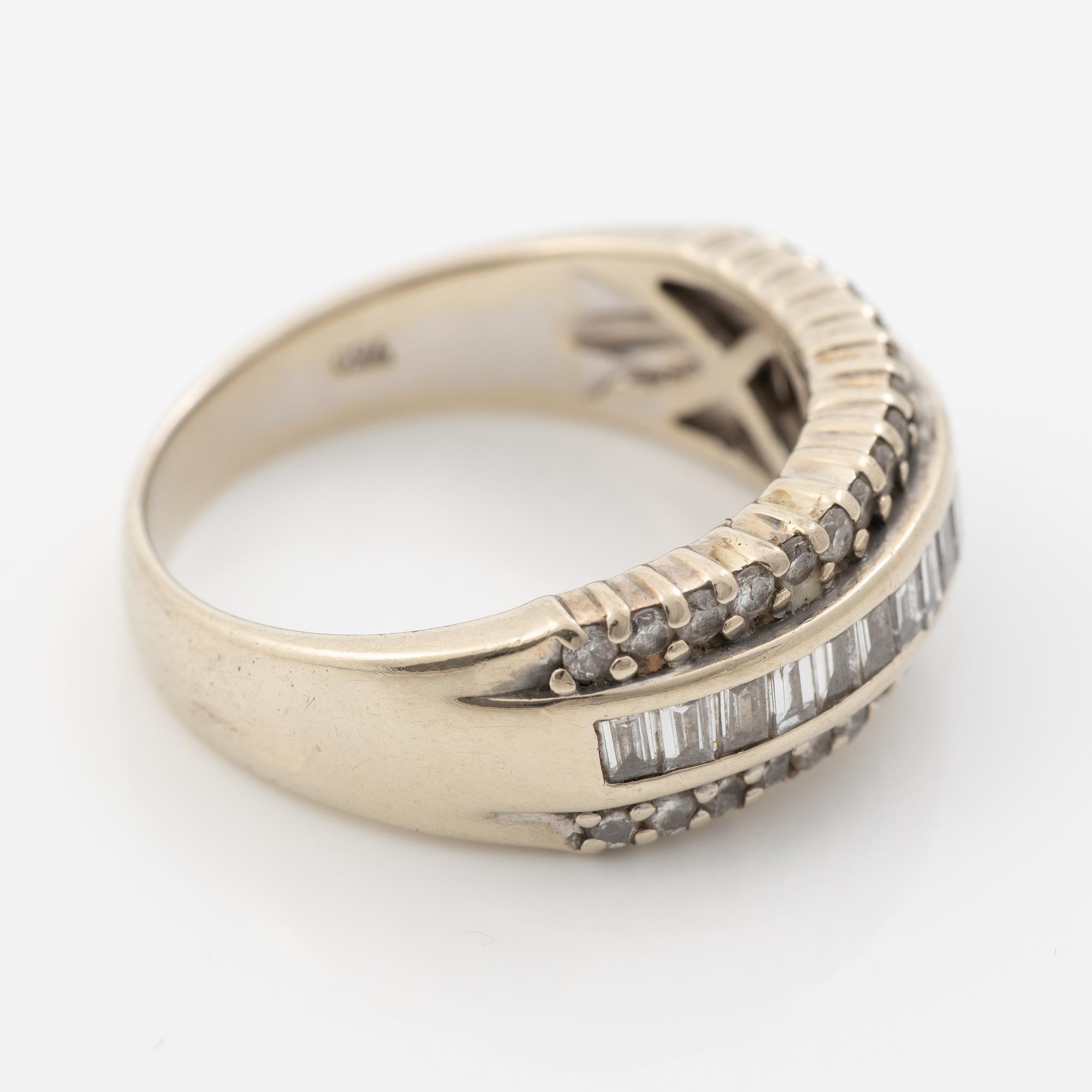 Ring, 18K white gold with brilliant-cut diamonds and baguette-cut diamonds.