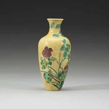 A famille verte vase, Qing dynasty (1644-1912).